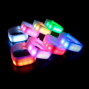 Pulseira de Silicone LED Multicolorida DMX Programável com Controle Remoto RFID para Eventos - Product Image 3