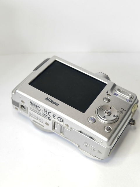 90% New Nikons Coolpix P1 1/1.8-inch CCD 8MP Retro Digital Camera for Kids