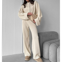 Ensemble 2 pièces : Haut en maille à col montant et demi-zip, manches larges, et pantalon en maille taille haute drapé à jambes larges