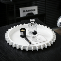 Plateau de service rond en résine de style européen, bord décoratif en forme d'engrenage, pour table basse, rangement de cosmétiques et bijoux