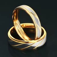 Nuevo anillo de compromiso de acero inoxidable chapado en oro de moda, anillo de pareja de boda con patrón de onda dorada para mujeres y hombres