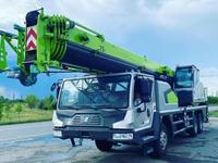 Grue de camion ZTC250V552-1C de 25 tonnes avec flèche télescopique de 41,3 m et bras de 49,5 m pour la construction, les infrastructures et le levage industriel