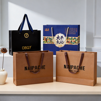 Individuell bedruckte Geschenktüten aus Karton mit Logodruck, beschichtete Papiertüten mit Bandhenkeln für Schmuckgeschäfte.