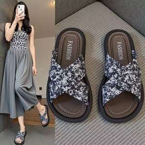 รองเท้าแตะแบบสวมในบ้าน รุ่นวินเทอร์คลาสสิค ปิดนิ้วเท้า กันลื่น พื้นนุ่ม อุ่น ระบายอากาศ ป้องกันกลิ่น ทำจากผ้าฝ้าย ตกแต่งด้วยแถบแฟชั่น - Product Image 3