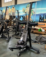 Machine Smith à charge par plaques avec rail guidé et siège réglable pour la musculation des dorsaux en position assise, usage commercial en salle de sport