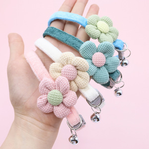 <span class=keywords><strong>Collar</strong></span> de terciopelo ecológico con flor tejida a mano, banda ajustable para el cuello, campana de seguridad y colgante suave para gatos - Product Image 4