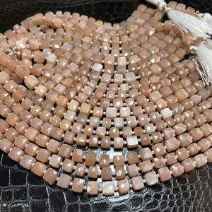 Perles en forme de boîte à facettes Peach Moonstone, pierre précieuse carrée calibrée 7-8MM, magasin de perles en gros - Product Image 1