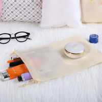 Sac cadeau pliable en polyester non tissé imprimé sur mesure avec cordon de serrage pour le rangement des vêtements, marque JiLi, logo personnalisé
