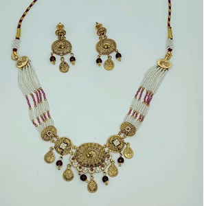 Ensemble de collier ras-de-cou traditionnel en argent perlé avec finition or antique, pendentifs en pierre rouge et boucles d'oreilles assorties - Product Image 2