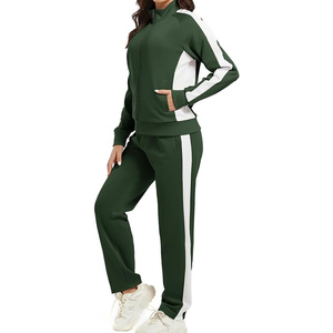 Conjunto deportivo ajustado para mujer que combina un top corto elegante y pantalones deportivos ajustados para el gimnasio, la calle y un estilo de vida urbano. - Product Image 1