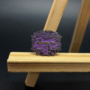 Pin de solapa niquelado negro de alta calidad púrpura oscuro esmalte suave de aleación de zinc personalizado - Product Image 1