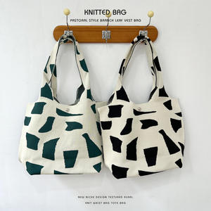 กระเป๋าถือ MK สำหรับผู้หญิงกระเป๋าสะพายไหล่กระเป๋าโท้ทผ้าไนลอนลายตามสั่งขนาดใหญ่ได้ - Product Image 4