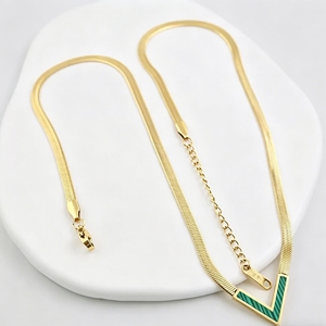 Collier unisexe en forme de V à chevrons en acier titane doré - Product Image 4