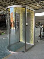 Cabine d'ascenseur améliorée avec plafond étoilé LED semi-circulaire à vue panoramique, sol en marbre poli et porte centrale à ouverture manuelle