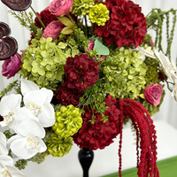Bouquet de fleurs artificielles rouge et vert style jardin champêtre, centre de table pour mariage en plein air