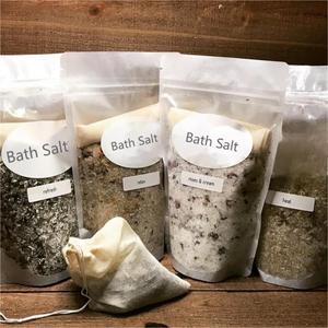 S&Soak Sachet <span class=keywords><strong>de</strong></span> thé pour <span class=keywords><strong>bain</strong></span> au <span class=keywords><strong>sel</strong></span> <span class=keywords><strong>de</strong></span> l'Himalaya avec récipient en verre, fonction nettoyante, trempage spa naturel, sachet en tissu floral pivoine, huiles essentielles - Product Image 3