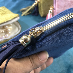 Sac fourre-tout géométrique noir moderne avec deux poignées et des accessoires dorés, pratique pour un usage quotidien - Product Image 2