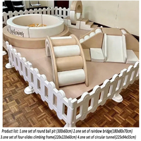 Ensemble d'équipements de jeu souple en mousse blanche pour enfants avec tunnel d'escalade et piscine à balles combinés pour location intérieure et extérieure