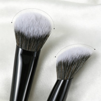 Pinceau de maquillage professionnel à manche en bois, poils synthétiques noirs et denses, pour blush, contour, highlight et application sur les joues