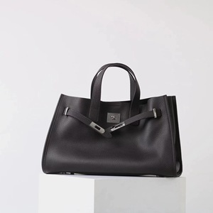 Sac à main artisanal en cuir de vachette litchi du Togo, grand format, entièrement doublé en cuir, chic parisien, pour les trajets quotidiens, boutique européenne, fournisseurs de détail - Product Image 5