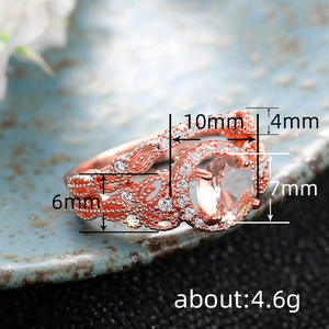 T0142 Anello di Fidanzamento da Donna in Oro Rosa, Design Floreale con Cristalli e Strass, Taglio Brillante Rotondo, Gioielleria Fine - Product Image 5