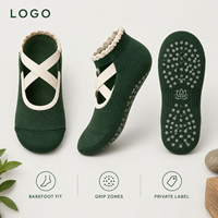 Chaussettes de yoga antidérapantes à revers croisés, couleur vert sauge et rose pâle, ajustement souple pour studio, production en gros, évaluation des illustrations, calibrage des tailles