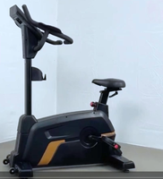 Vélo d'appartement robuste, système magnétique fluide, siège et guidon réglables, équipement de fitness cardio de qualité professionnelle.