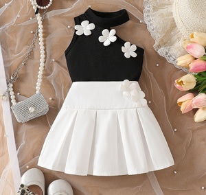 Completo Estivo Due Pezzi per Bambina 2026: Top Senza Maniche con Fiori Neri e Gonna Plissettata Bianca - Product Image 1