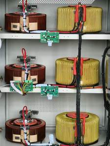 Regulador de Tensión Trifásico Confiable de 20 kVA TNS CE ISO para Suministro de Energía en Edificios Residenciales en Venezuela - Product Image 2