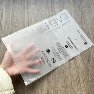 Sacs à fermeture éclair givrés personnalisés avec impression noire recto-verso - Pochettes d'emballage recyclables pour vêtements - Product Image 5