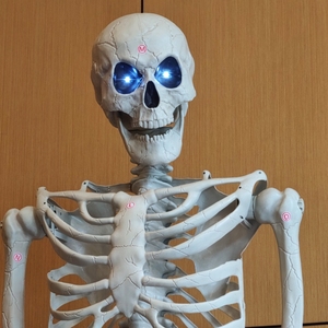 Decoración de Halloween para Exteriores, Esqueleto Gigante de 3 Metros con Ojos LED, Espeluznante y Terrorífico - Product Image 3