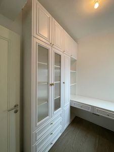 خزائن غرف نوم فاخرة مفتوحة من الخشب الأبيض الفرنسي مع أدراج وخزائن تخزين، تدعم التخصيص حسب طلب المصنع - Product Image 4