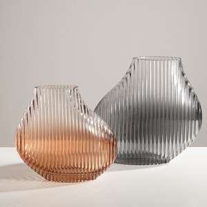 Jarrón de Vidrio Soplado a Mano con Rayas Verticales Degradadas Estilo Europeo, Decoración de Estilo Ins, Creativo para Arreglos Florales en la Sala de Estar - Product Image 1
