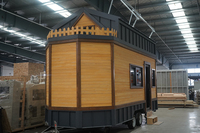 Petite maison à cadre en acier durable et légère sur roues avec salle de bain pour une vie confortable