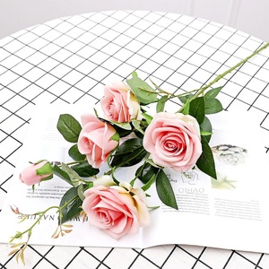 Venta al por mayor de fábrica: Rosas de tela rojas de 5 cabezas para decoración de bodas, flores de seda artificiales blancas de China para centro de mesa. - Product Image 5