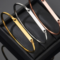 Bracelet jonc personnalisé en acier inoxydable pour femme – Bijou minimaliste tendance