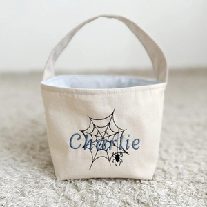Cubo de Lona Personalizable para Halloween con Bordado de Calabazas, Murciélagos y Telarañas, Personalizable con el Nombre del Niño - Product Image 5