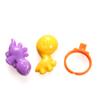 Jouets en plastique miniatures amusants et bon marché en forme d'animaux dinosaures en gros dans un œuf surprise pour enfants