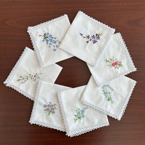 ผ้าเช็ดหน้าปักลายดอกไม้พร้อมขอบลูกไม้ - Product Image 1