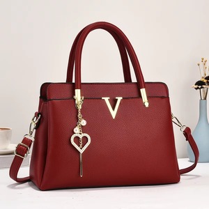<span class=keywords><strong>Bolsos</strong></span> de Mano de Lujo para Mujer con Logotipo V, Bolso de Hombro de Cuero PU con Textura de Lichi, Bolso de Diseñador con Colgante de Corazón, Fabricante Mayorista - Product Image 1