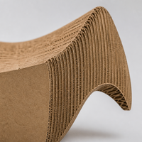 Lit pour chat incurvé en carton ondulé avec découpes en forme d'étoile, style aile de chauve-souris