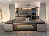 Bureau de direction moderne de luxe pour PDG, grand bureau en forme de L en bois avec éclairage LED et armoire de rangement