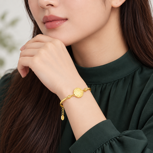กำไลข้อมือแบบเปิดสีทองพร้อมส่วนกลางลายขรุขระ ทำจากสแตนเลสสตีล ชุบทอง 24K ด้วยระบบสุญญากาศ - Product Image 5