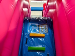 Château gonflable à succès avec fond photo, piscine intégrée et motif fraise - Product Image 2