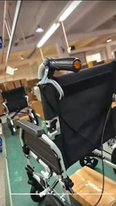 Fauteuil roulant de voyage compact pour personnes âgées et adultes, cadre en alliage d'aluminium, chaise pliante de transport avec freins à main doubles pour les soignants - Product Image 4