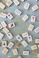 Tuiles de Mahjong en Acrylique Blanc Pur de Qualité Supérieure, Base Haute Brillance avec Impression en Relief Multicolore, Kit Complet de Mahjong Américain