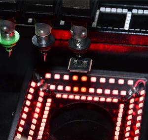 SMT 탁상용 후비는 물건과 장소 기계 SMT 생산 라인 <span class=keywords><strong>LED</strong></span> 가벼운 일관 작업/제공된 4 개의 머리 후비는 물건과 장소 기계 엔진 - Product Image 5