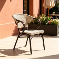 Ensemble de mobilier de patio extérieur style bistrot français, très résistant aux intempéries et aux UV, en rotin PE, avec table ronde et fauteuils à accoudoirs – Vente chaude