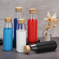 Bouteille d'eau en verre borosilicate de 500 ml avec manchon en silicone et logo en relief, couvercle en bambou – Meilleure vente