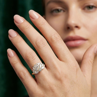 Anillo de compromiso con diamante floral de laboratorio, con piedras de acento en forma de hoja marquesa y redondas, y engaste artístico en racimo.